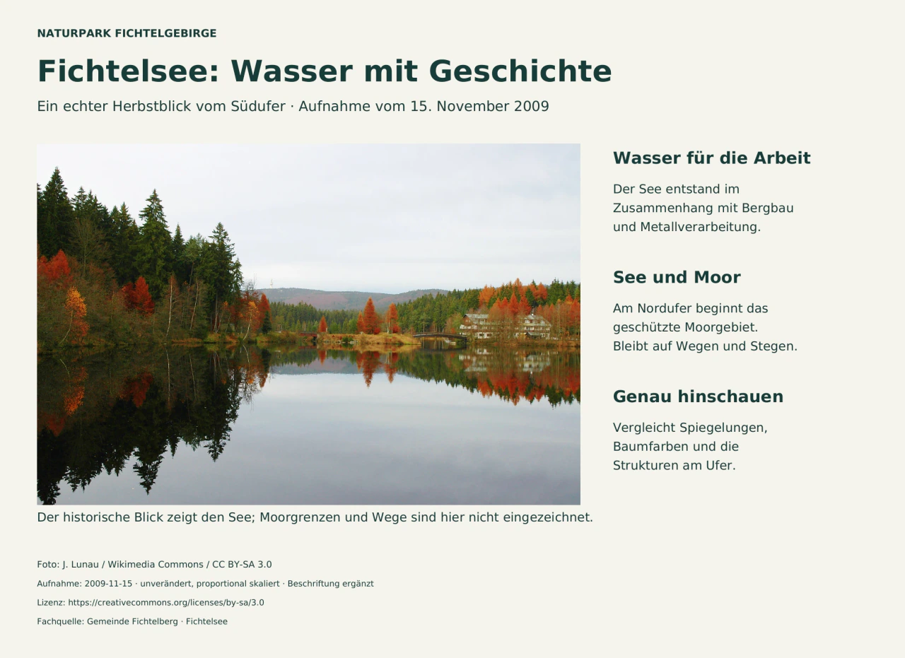 Herbstlich gefärbte Bäume und bewaldete Höhen spiegeln sich im Fichtelsee; daneben Hinweise zur Entstehung und zum geschützten Moor am Nordufer.