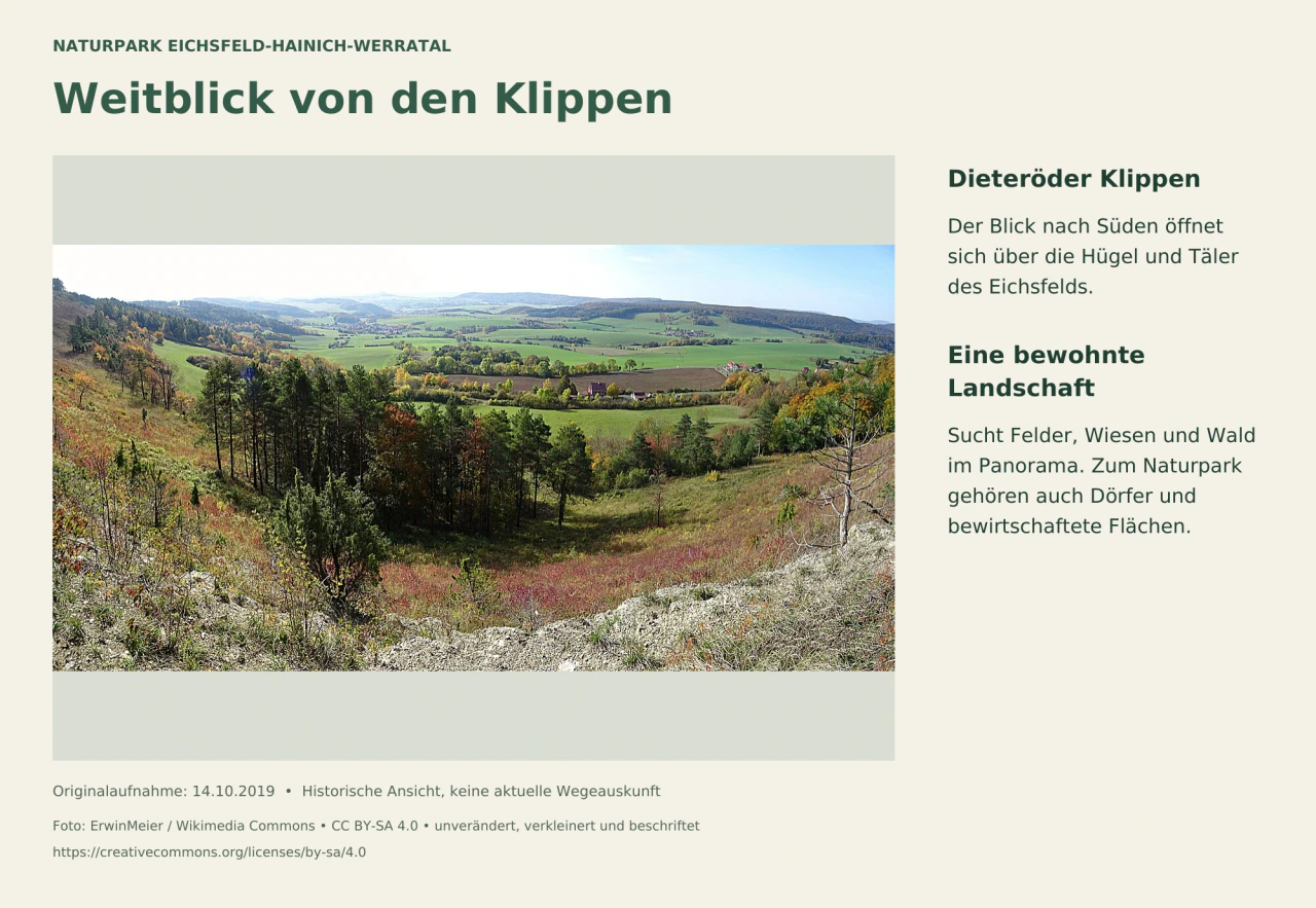 Ein weites Panorama von den Dieteröder Klippen über Felder, bewaldete Hügel und Täler.