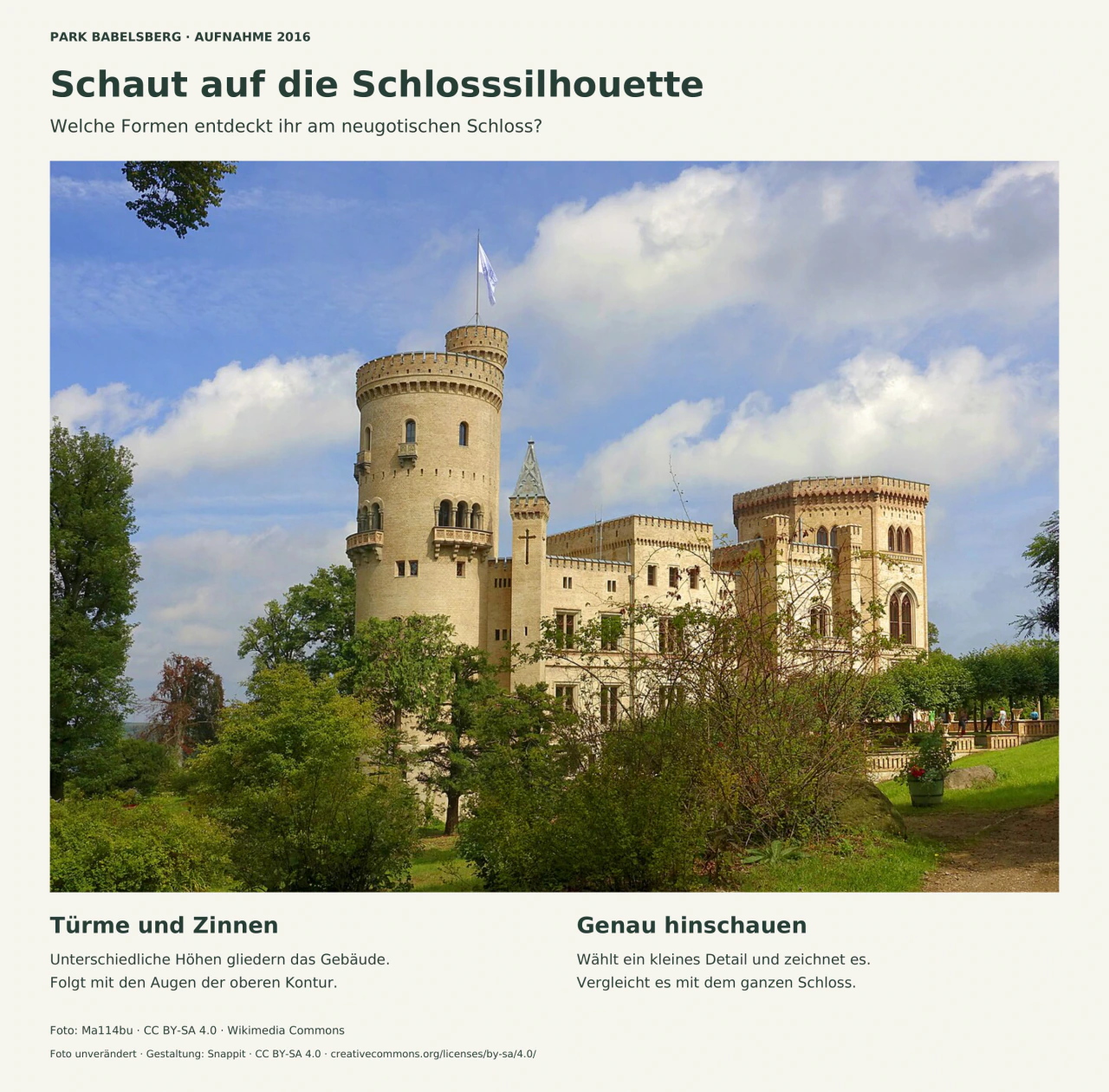 Das helle Schloss Babelsberg mit mehreren unterschiedlich hohen Türmen, Zinnen und spitzbogigen Fenstern vor blauem Himmel.