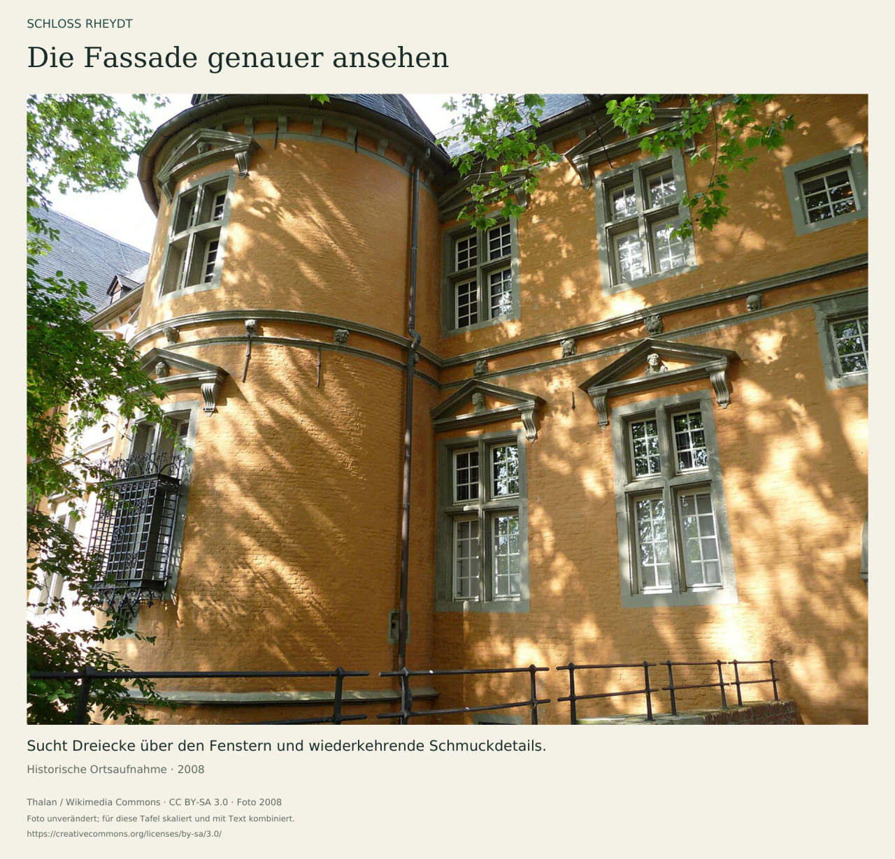 Historische Nahansicht der ockerfarbenen Fassade von Schloss Rheydt mit rundem Eckturm, hohen Fenstern, dreieckigen Fenstergiebeln und kleinen Schmuckköpfen.