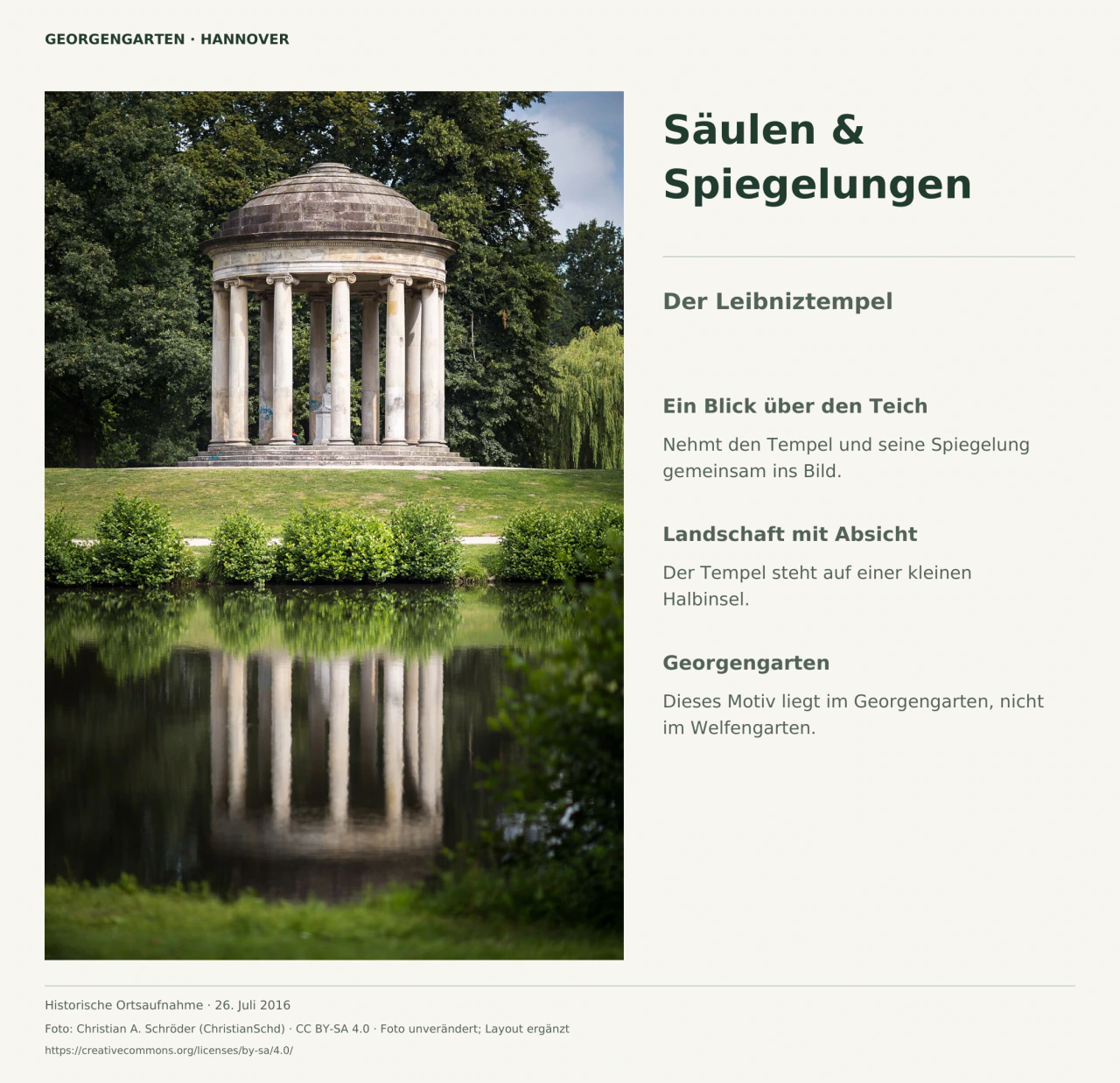 Der helle, von Säulen getragene Leibniztempel zwischen grünen Bäumen spiegelt sich im Teich des Georgengartens.