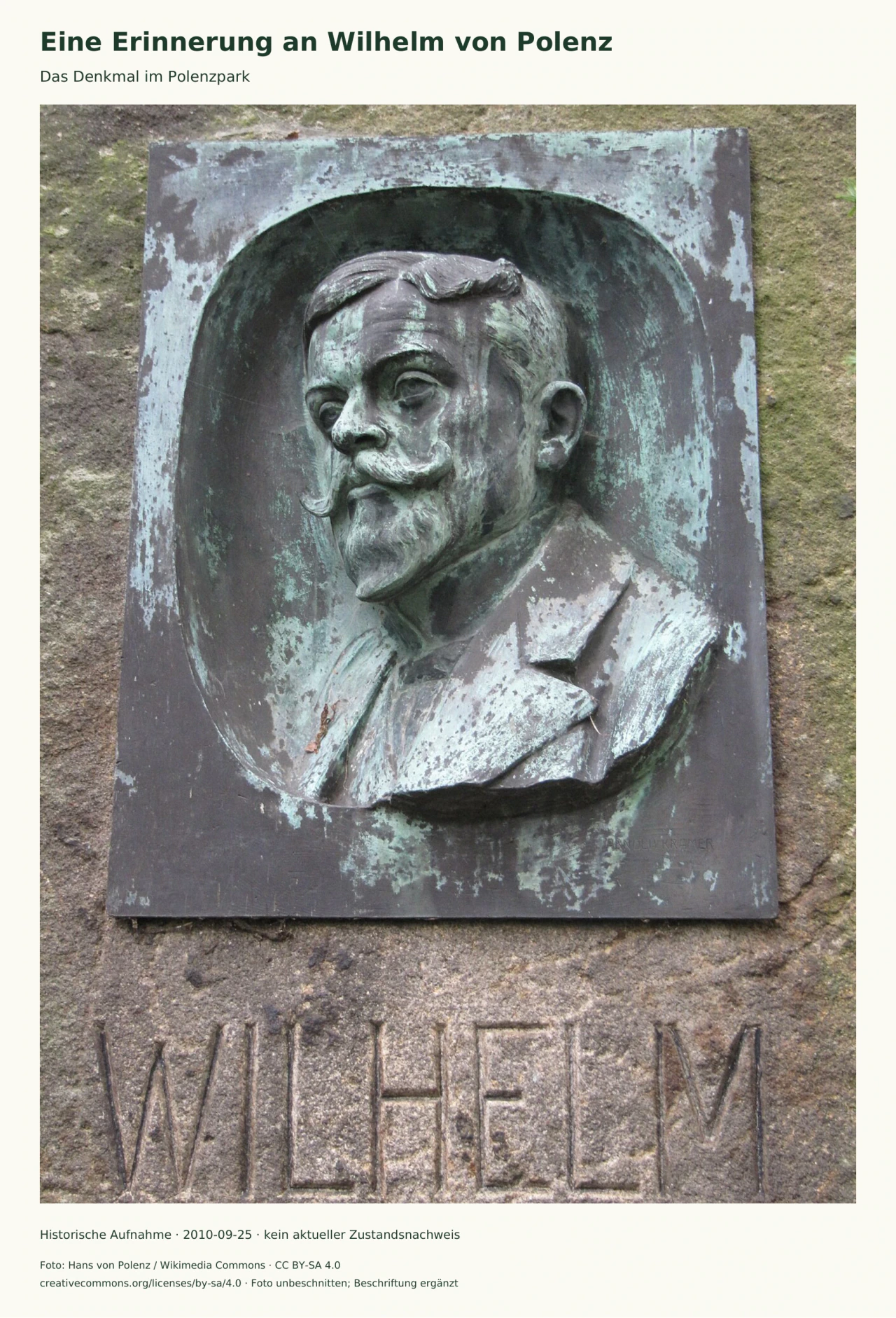 Nahaufnahme des grün patinierten Bronzereliefs: Wilhelm von Polenz mit Schnurrbart und Jackett; darunter ist ein Teil seines in Stein gehauenen Namens sichtbar.
