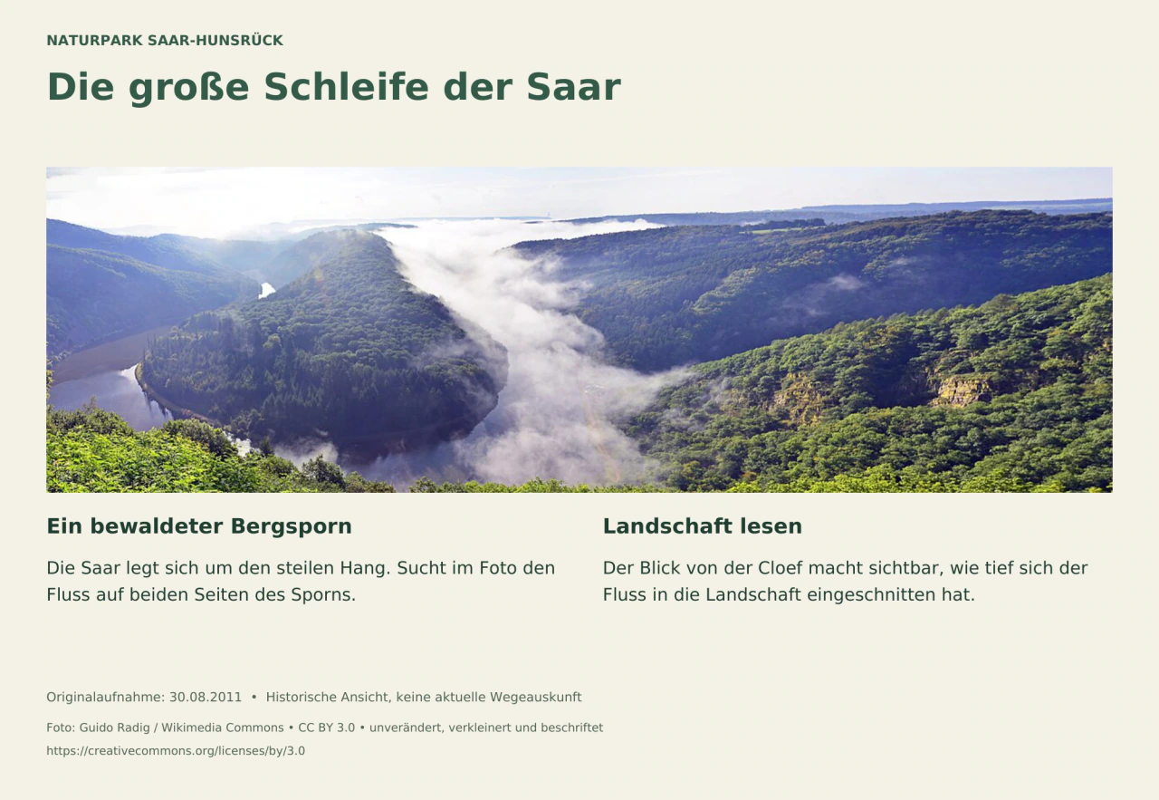 Ein weiter Panoramablick zeigt die Saar, die einen dicht bewaldeten Bergsporn in einer großen Schleife umfließt.