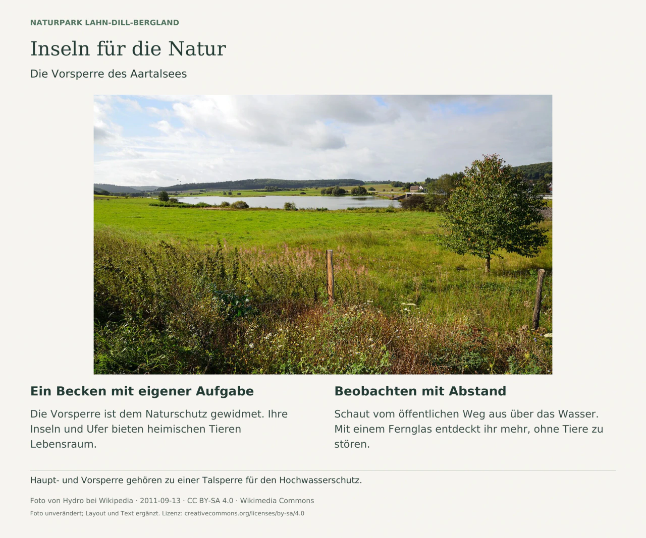 Wiesen, Gehölze und die Wasserfläche der Aartalsee-Vorsperre unter bewölktem Himmel. Historische Ortsfotografie mit zwei erläuternden Textspalten.